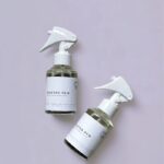 Room spray άρωμα δροσερό, βαθύ & γλυκό. Με νότες ξύλου, λευκών λουλουδιών και βανίλιας, αυτό το ιδιαίτερο άρωμα έχει ήδη αγαπηθεί πολύ.