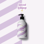 Ανανεώστε το δέρμα και τη διάθεσή σας με το Spiced Lollipop Shower Gel, ένα απαλό αφρόλουτρο με φυσικά εκχυλίσματα που καθαρίζει απαλά χωρίς να αφυδατώνει.