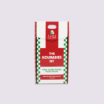 Το The Kourabies Set από Aloe Colors μοσχοβολά ζάχαρη, βανίλια και φρεσκοψημένο βούτυρο. Περιλαμβάνει αφρόλουτρο, γαλάκτωμα σώματος και δώρο-στολίδι!