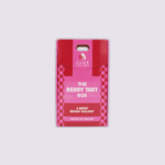 Το The Berry Tart Box από Aloe Colors είναι μια φρουτένια έκρηξη γιορτινής χαράς με Hand Cream, με άρωμα κόκκινων φρούτων και ένα μυστικό δώρο στο κουτί!