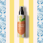 Αναζωογονήστε το σώμα και τα μαλλιά σας με το Fuzzy Peach & Jasmine Hair & Body Mist, χωρίς αλκοόλ, εμπνευσμένο από τη γλυκύτητα των ζουμερών ροδάκινων.