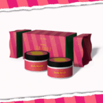 Ξετυλίξτε το πακέτο δώρου Skin Candy Macaron σε σχήμα καραμέλας και ανακαλύψτε τα πιο γλυκά προϊόντα περιποίησης σώματος!