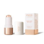 Ένα highlighter σε στικ με βουτυρώδη υφή που απλώνεται εύκολα και ενσωματώνεται άψογα με την επιδερμίδα, χωρίς να αφήνει ραβδώσεις ή λεκέδες.