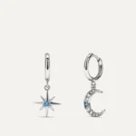 Μεσαίου μεγέθους σκουλαρίκια με διαφορετικά στολίδια που απεικονίζουν ένα αστέρι και ένα φεγγάρι.Ζωηρά, μοντέρνα, παιχνιδιάρικα.!