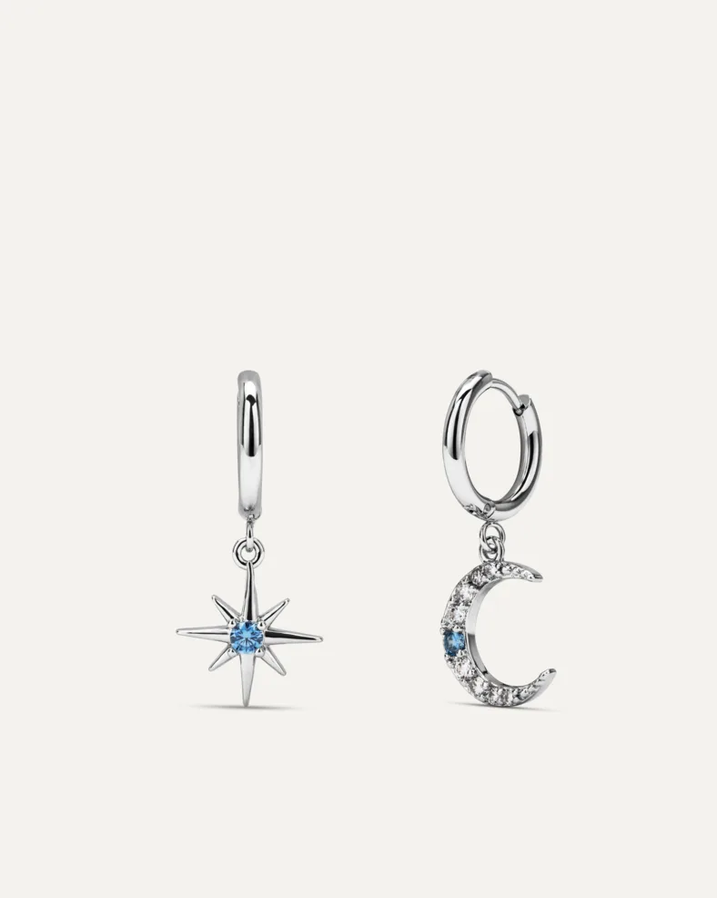 Μεσαίου μεγέθους σκουλαρίκια με διαφορετικά στολίδια που απεικονίζουν ένα αστέρι και ένα φεγγάρι.Ζωηρά, μοντέρνα, παιχνιδιάρικα.!
