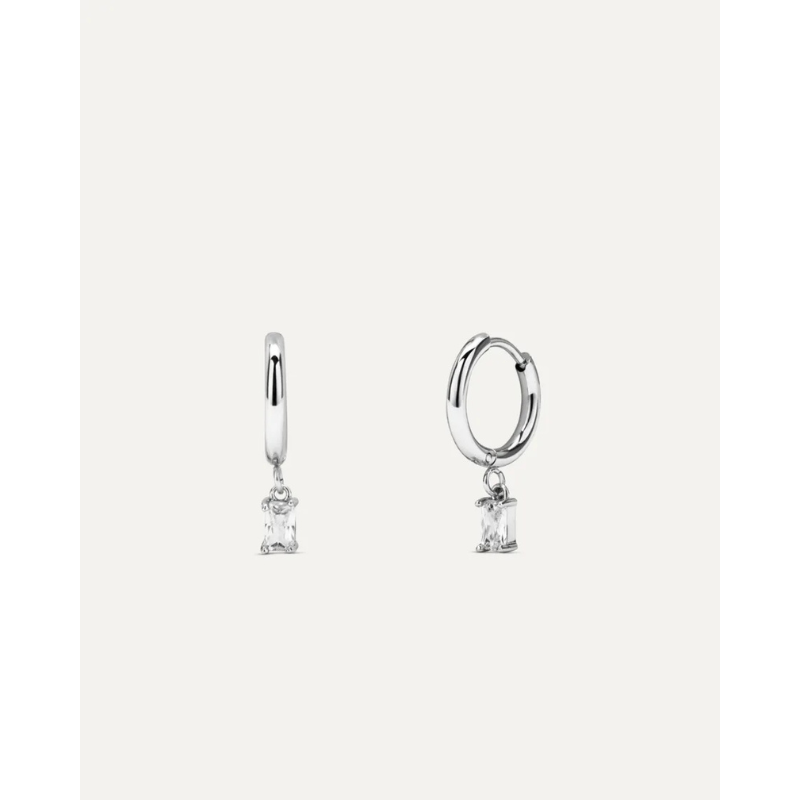 Μεσαίου μεγέθους σκουλαρίκι από την Verame με κρεμαστή πέτρα σε κοπή μπαγκέτα.Καθαρό, σύγχρονο, βασικό. Από χειρουργικό ατσάλι.