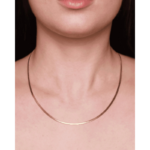Λεπτό κολιέ με αλυσίδα σε χρυσό χρώμα και απαλό, επίπεδο σχεδιασμό. Λεπτό, κομψό, διαχρονικό. Έχει ελεγχθεί για νικέλιο, κάδμιο και μόλυβδο.