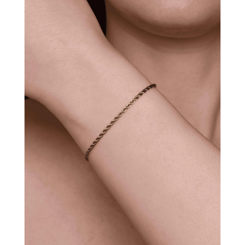 Λεπτό βραχιόλι από στριφτό σχοινί σε χρυσό χρώμα. Ντελικάτο, εκλεπτυσμένο, διαχρονικό. Ελεγμένο για νικέλιο, κάδμιο και μόλυβδο.