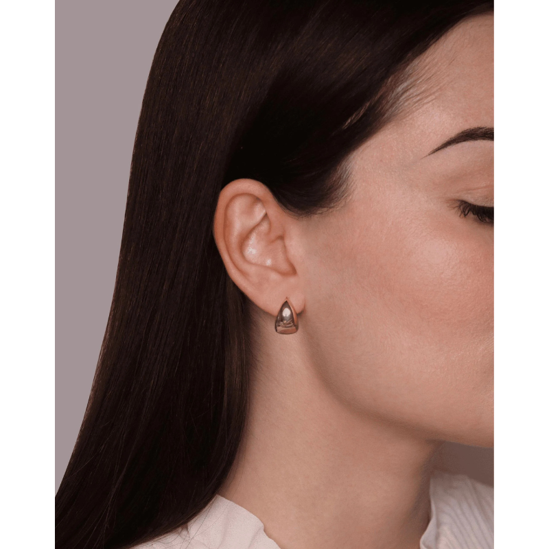 Τα σκουλαρίκια Penelope Gold της Veramé Gioielli είναι μια εκλεπτυσμένη έκφραση σύγχρονης κομψότητας και διακριτικής πολυπλοκότητας.