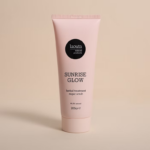 Το Sunrise Glow Sugar scrub είναι ένα φυσικό λαμπερό scrub με κόκκους ζάχαρης εμπλουτισμένο με ελαιόλαδο, ελληνικά βότανα, βούτυρο καριτέ και βούτυρο κακάο!
