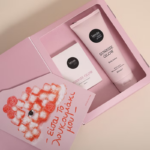 Κάνε δώρο στα αγαπημένα σου πρόσωπα αλλά και στον εαυτό σου αυτό το υπέροχο κουτί που περιλαμβάνει το νέο βούτυρο και έλαιο σώματος "Sunrise glow"!