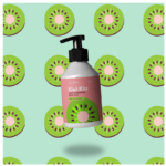Το γαλάκτωμα σώματος Kiwi Kiss Juicy Hydration προσφέρει ανάλαφρη, καθημερινή ενυδάτωση και αφήνει την επιδερμίδα απαλή και ελαστική.