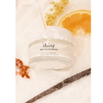 Το Shiny Gel-Cream Serum είναι ένα ανάλαφρο gel-cream με glow αποτέλεσμα, εμπλουτισμένο με σταθερή βιταμίνη C, υαλουρονικό οξύ και vegan αμινοξέα κολλαγόνου.